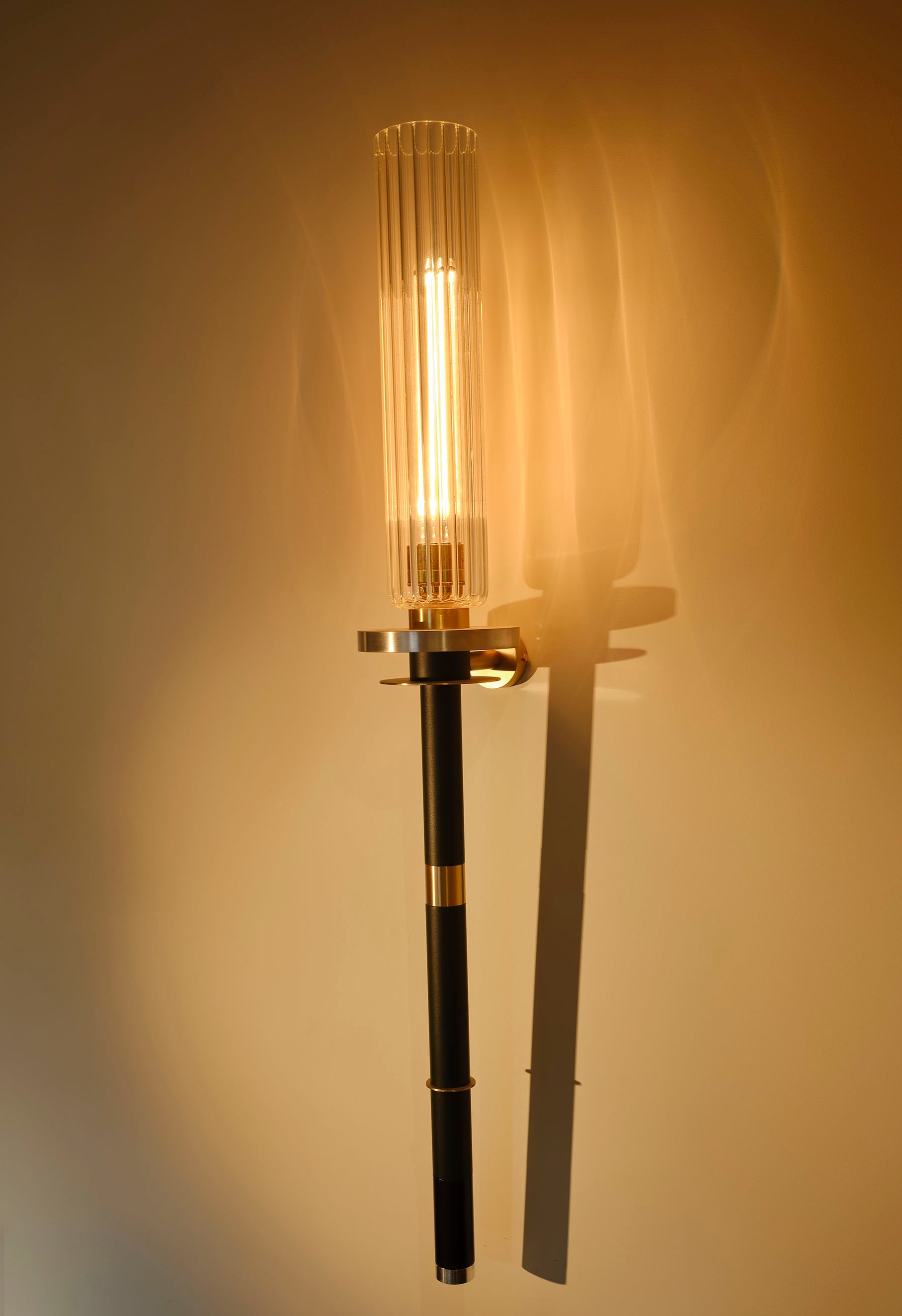 Zeitgenössische Marine Breynaert-Wandleuchterlampe aus gebürstetem Messing, Schwarz, 21. Jahrhundert