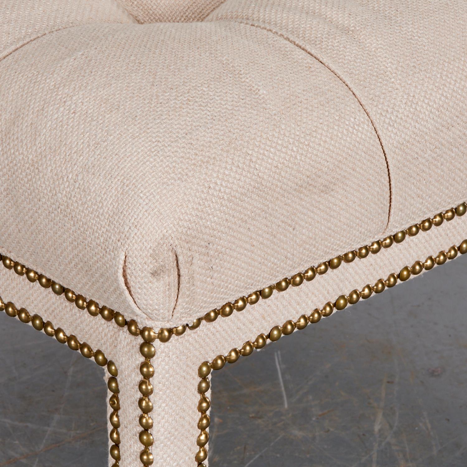 Moderne 21ème C.C. Custom O. Henry House Oversized Tufted Ottoman with Brass Nailhead Trim (pouf surdimensionné avec garniture à clous en laiton) en vente