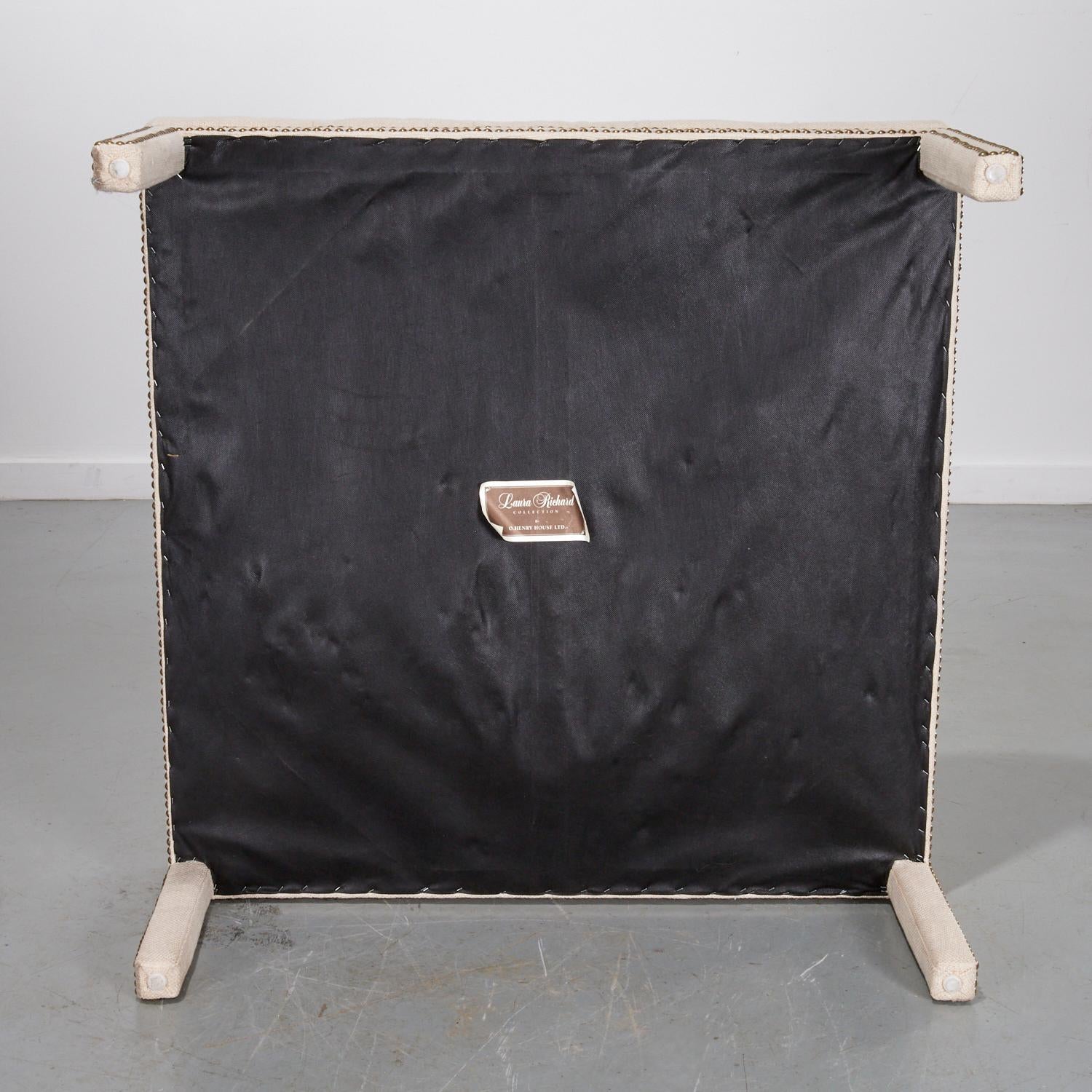 Fait main 21ème C.C. Custom O. Henry House Oversized Tufted Ottoman with Brass Nailhead Trim (pouf surdimensionné avec garniture à clous en laiton) en vente