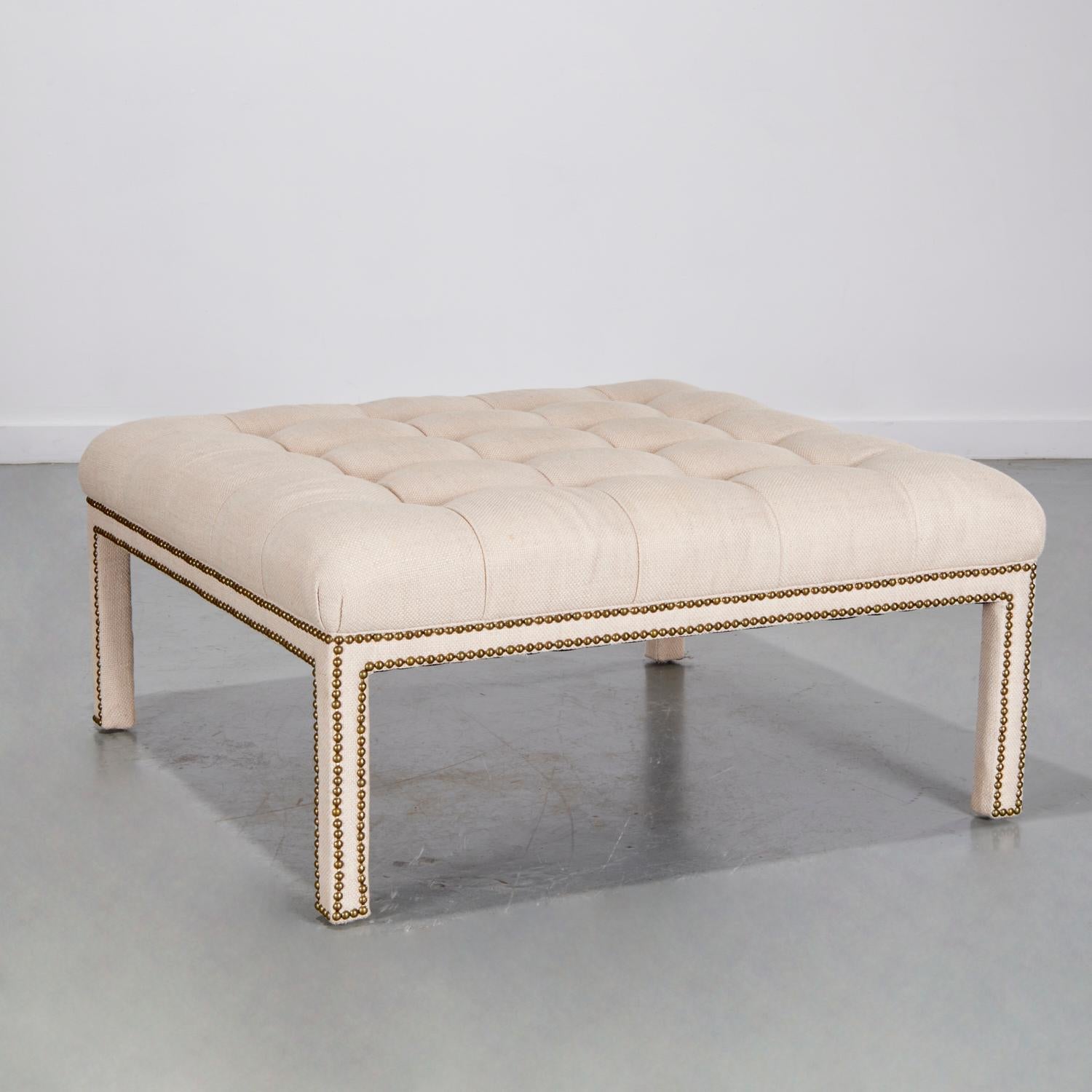 XXIe siècle et contemporain 21ème C.C. Custom O. Henry House Oversized Tufted Ottoman with Brass Nailhead Trim (pouf surdimensionné avec garniture à clous en laiton) en vente