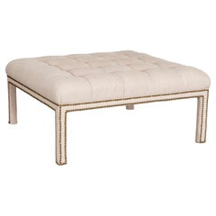 21ème C.C. Custom O. Henry House Oversized Tufted Ottoman with Brass Nailhead Trim (pouf surdimensionné avec garniture à clous en laiton)