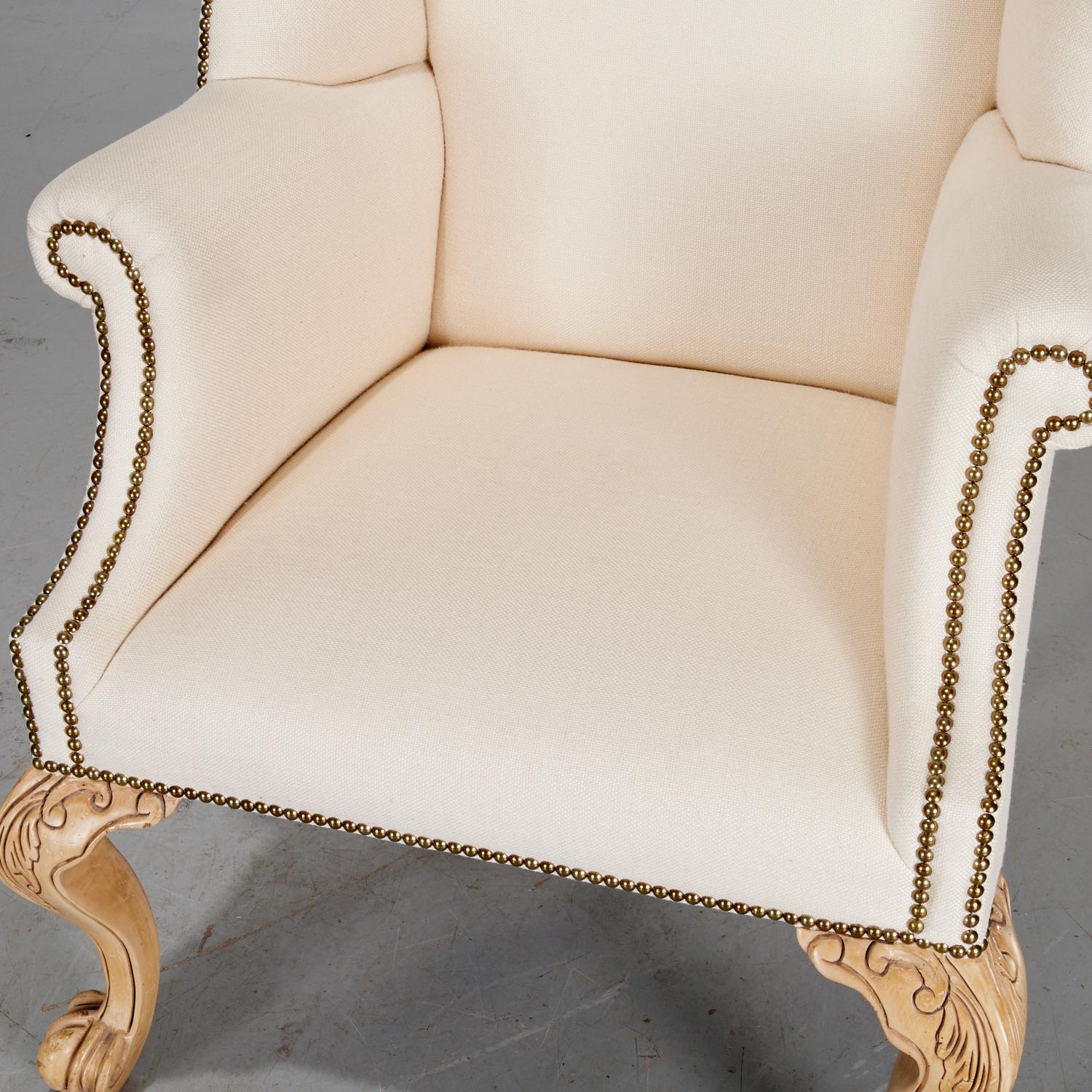 Fait main Chaise Wingback de style Queen Anne du 21e siècle, tapissée sur mesure et garnie de têtes de clous en vente