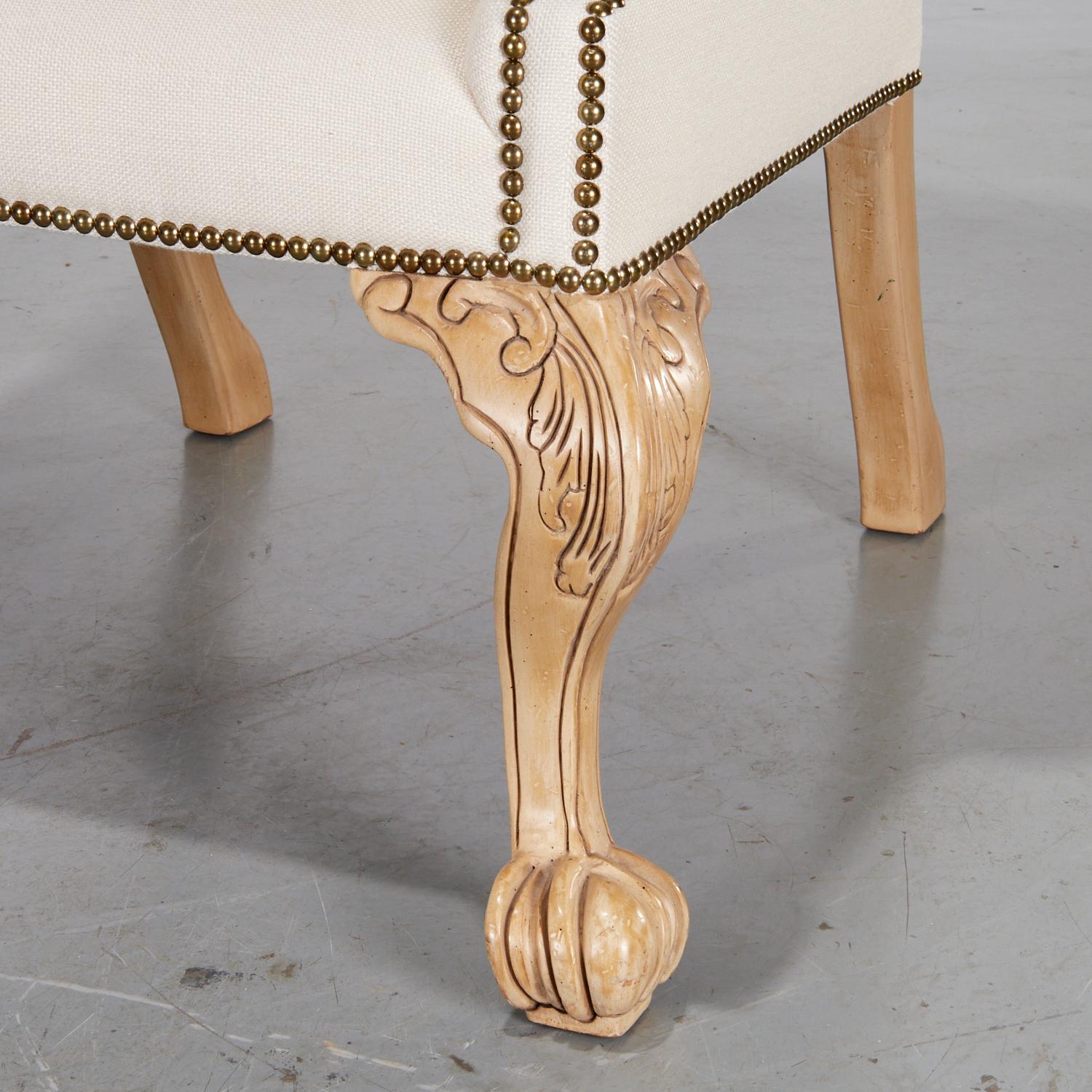Chaise Wingback de style Queen Anne du 21e siècle, tapissée sur mesure et garnie de têtes de clous Bon état - En vente à Morristown, NJ