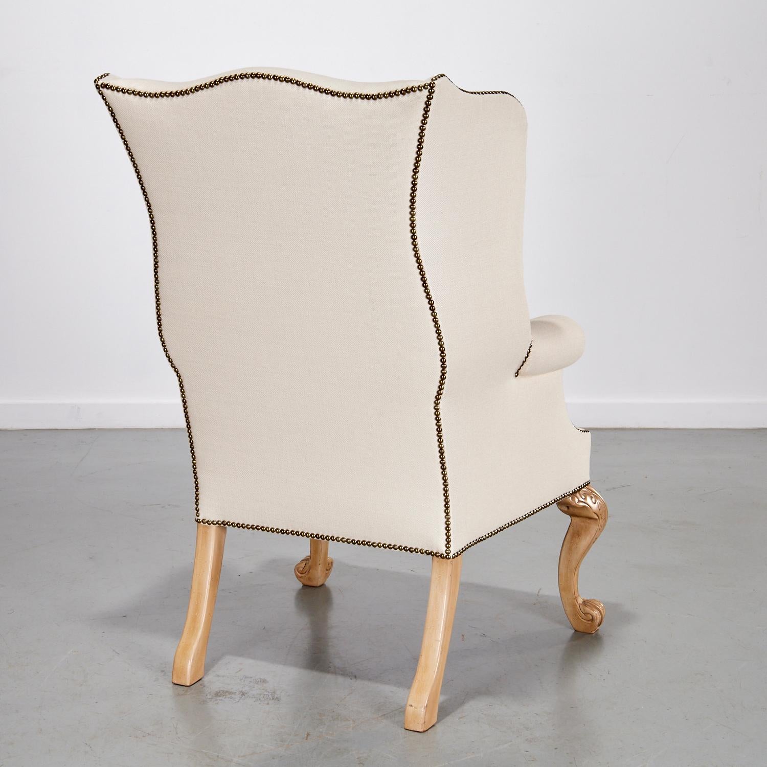 XXIe siècle et contemporain Chaise Wingback de style Queen Anne du 21e siècle, tapissée sur mesure et garnie de têtes de clous en vente