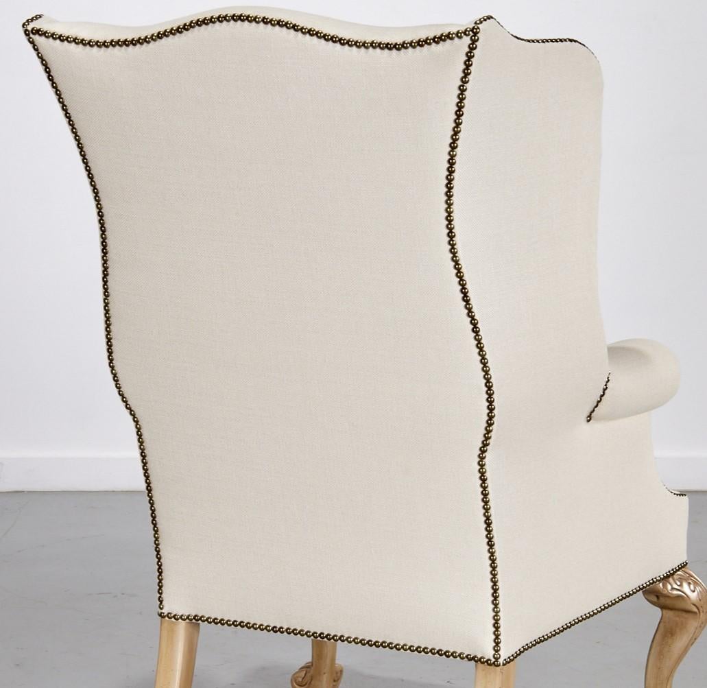 Métal Chaise Wingback de style Queen Anne du 21e siècle, tapissée sur mesure et garnie de têtes de clous en vente