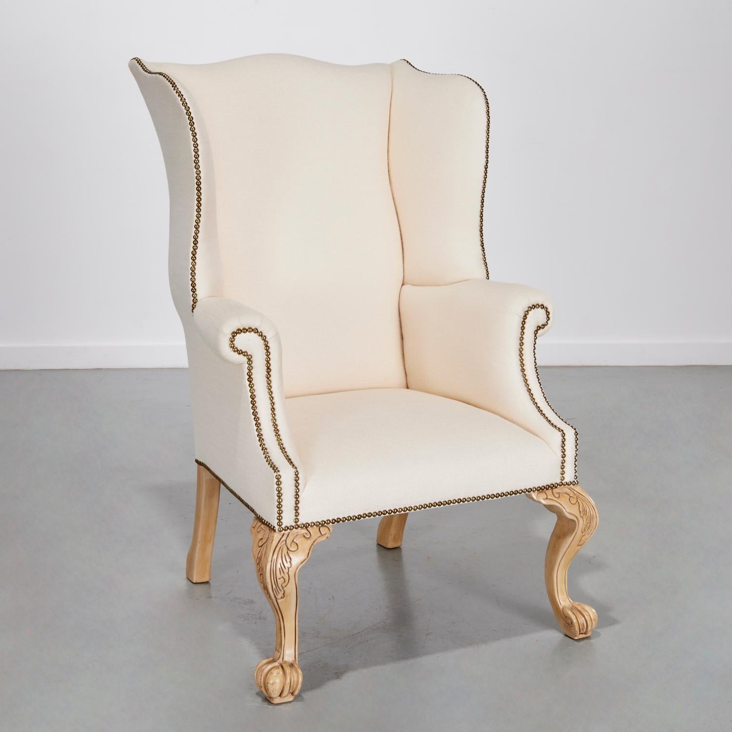 Chaise Wingback de style Queen Anne du 21e siècle, tapissée sur mesure et garnie de têtes de clous en vente 2
