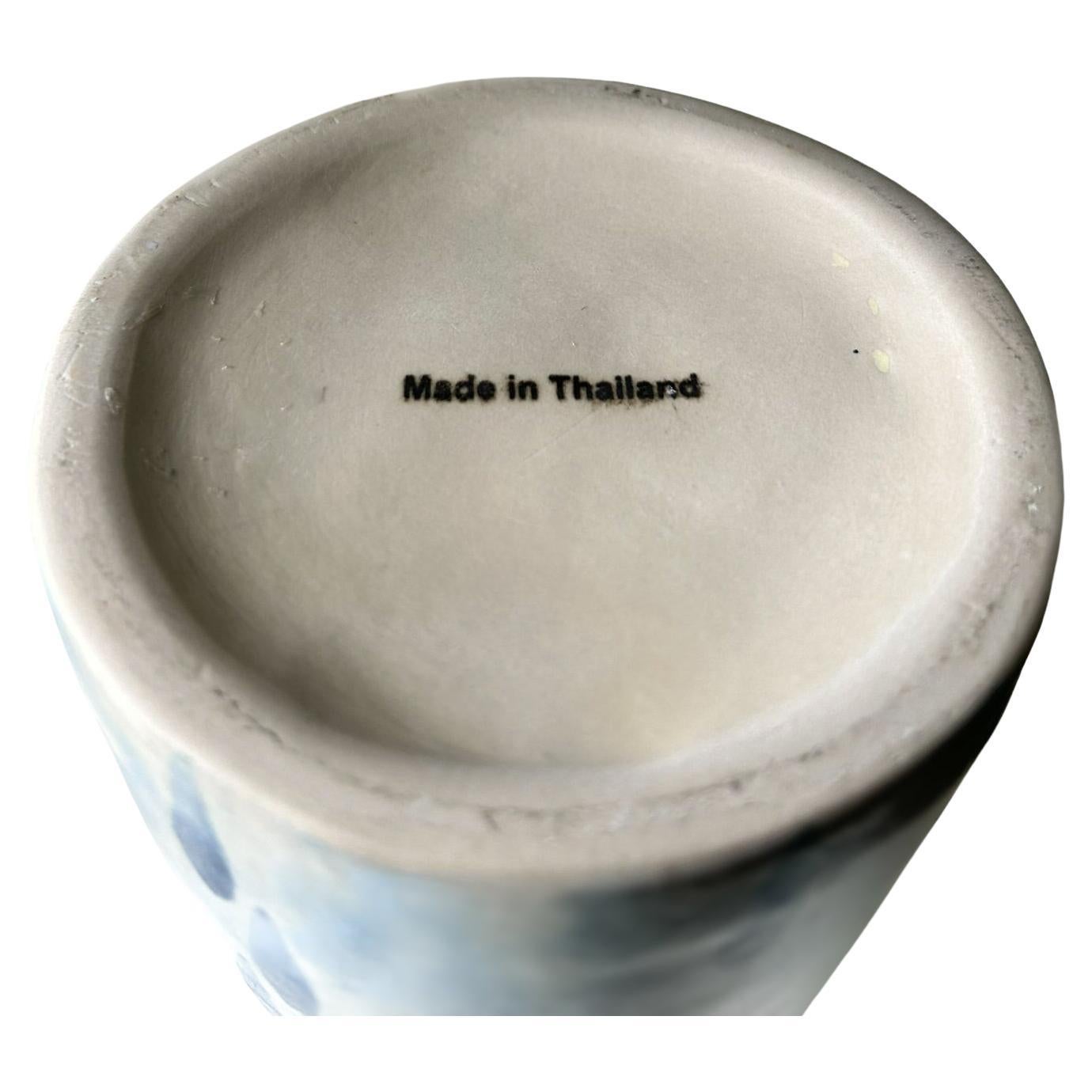 Eine indigoblaue Vase mit Tropfmuster im Stil der Jahrhundertmitte.