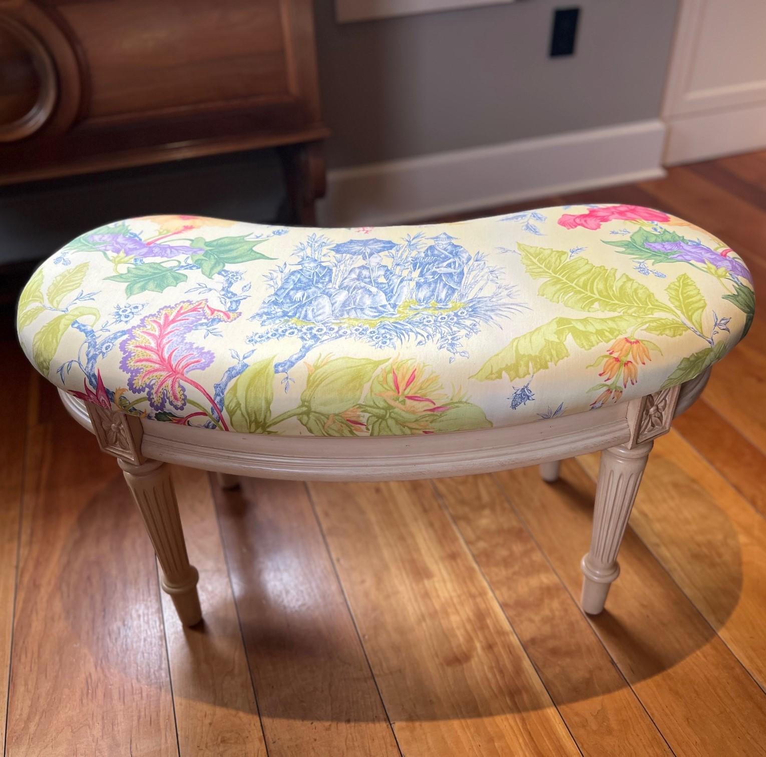 Élégant banc en forme de rein du 21e siècle avec tissu de toile botanique vibrant en vente 3