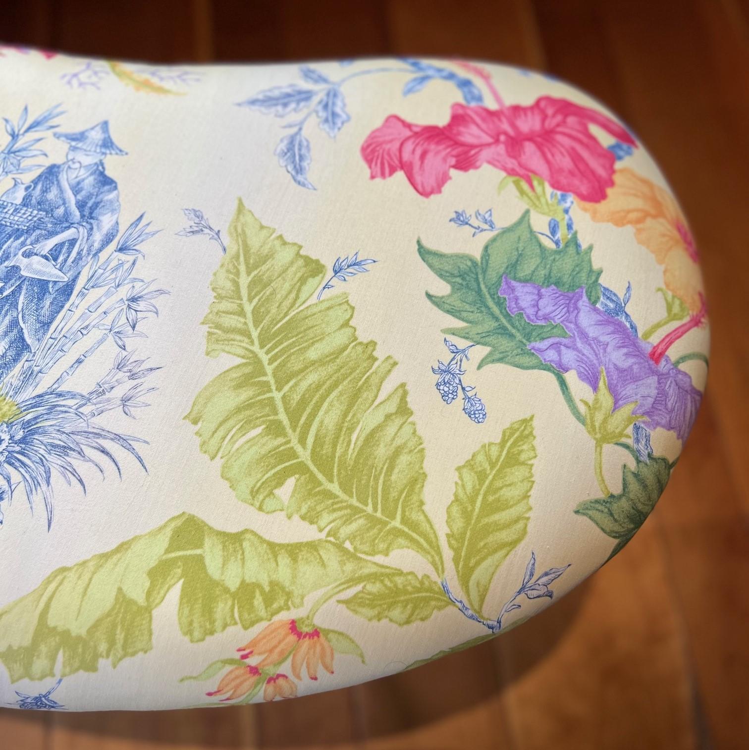 Élégant banc en forme de rein du 21e siècle avec tissu de toile botanique vibrant en vente 4