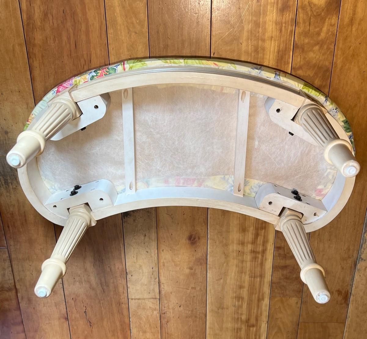 Élégant banc en forme de rein du 21e siècle avec tissu de toile botanique vibrant en vente 5