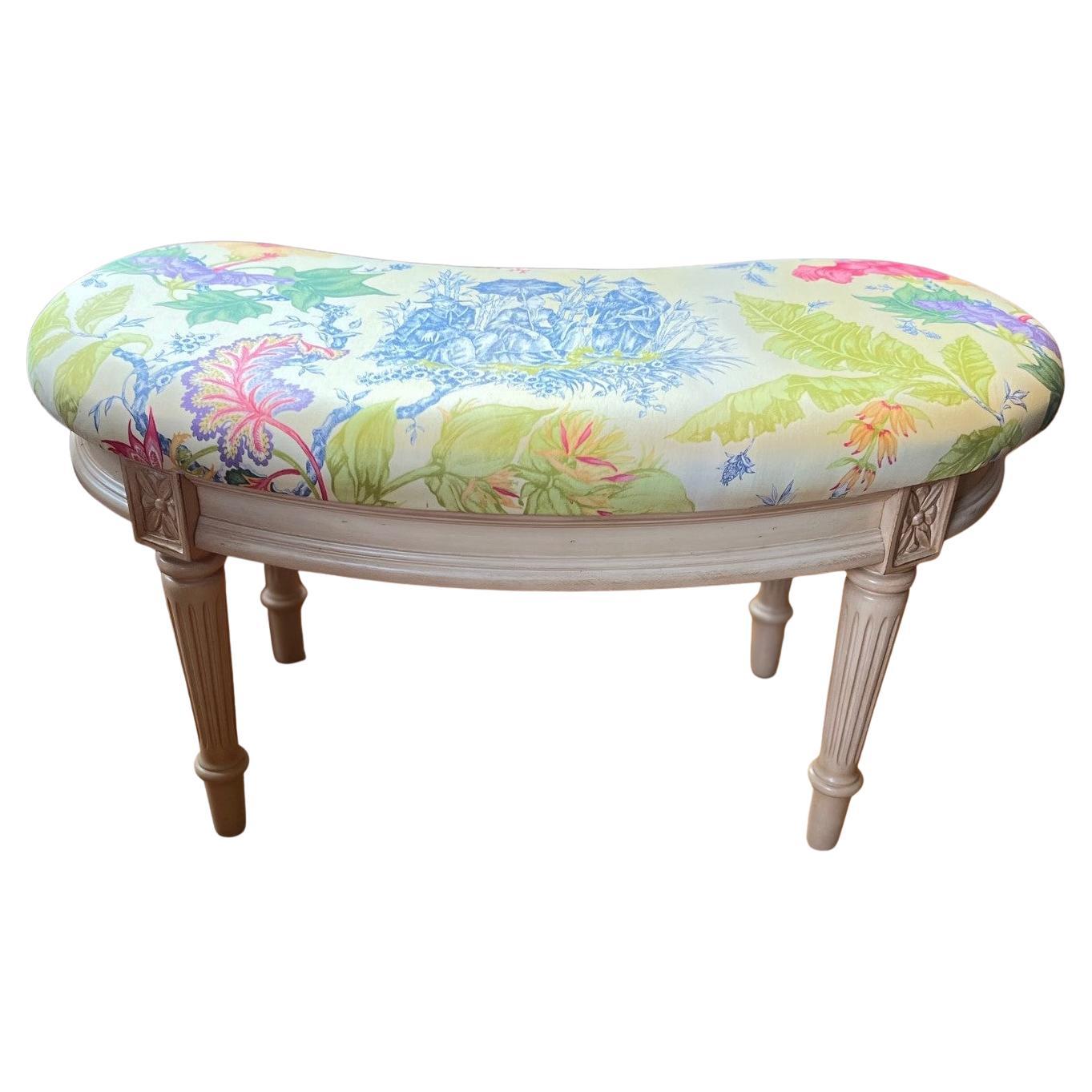 Élégant banc en forme de rein du 21e siècle avec tissu de toile botanique vibrant en vente 6