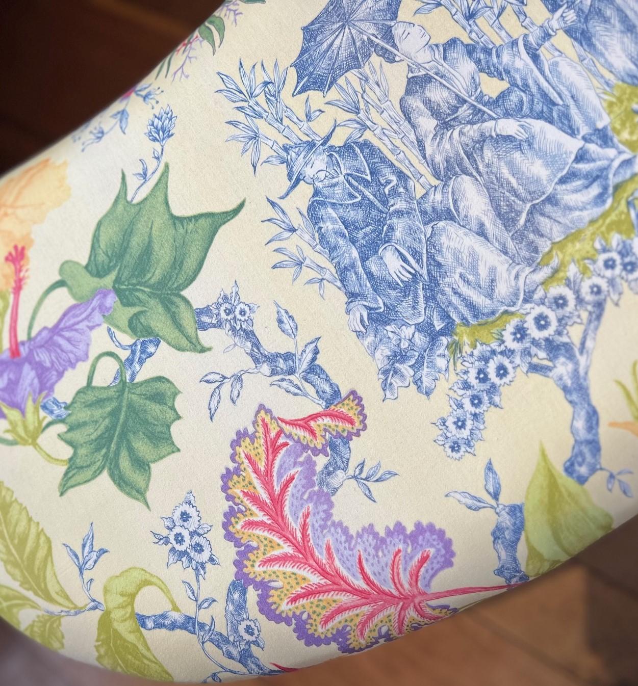 Élégant banc en forme de rein du 21e siècle avec tissu de toile botanique vibrant en vente 7