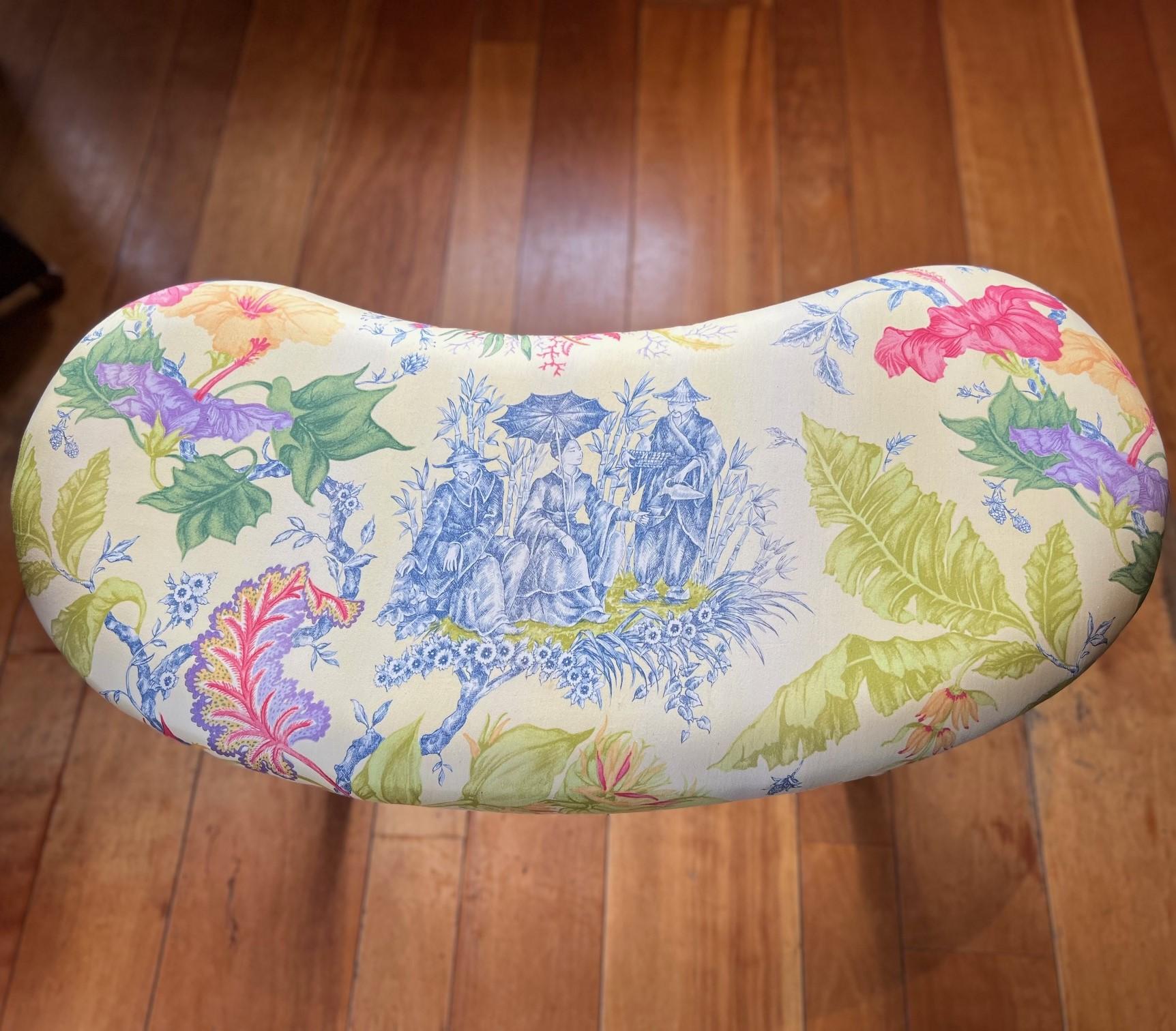C.I.C. Un banc en forme de rein magnifiquement travaillé avec un design d'inspiration vintage. L'assise est recouverte d'un tissu vibrant qui combine une scène traditionnelle de Toile de Jouy en bleu avec des imprimés botaniques de différentes