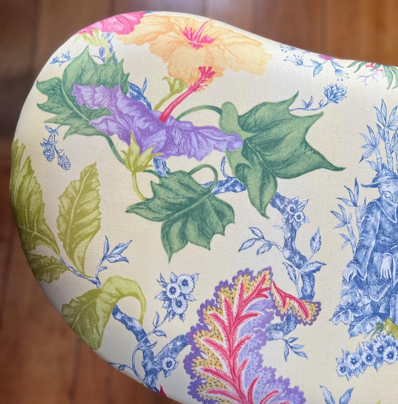 Chinoiseries Élégant banc en forme de rein du 21e siècle avec tissu de toile botanique vibrant en vente