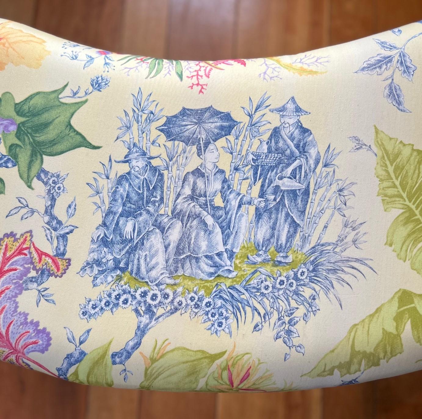 Américain Élégant banc en forme de rein du 21e siècle avec tissu de toile botanique vibrant en vente