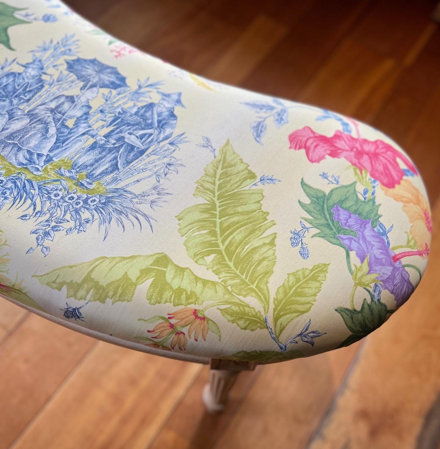 Élégant banc en forme de rein du 21e siècle avec tissu de toile botanique vibrant Bon état - En vente à Morristown, NJ