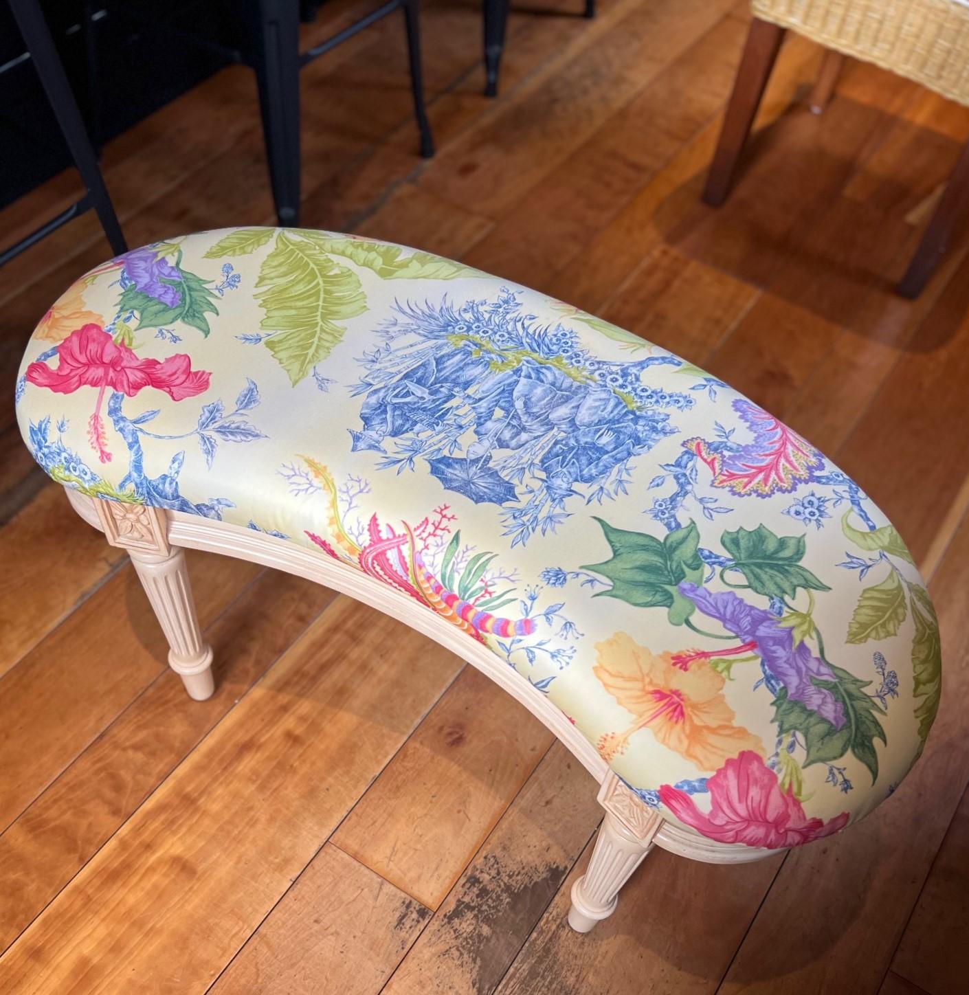 XXIe siècle et contemporain Élégant banc en forme de rein du 21e siècle avec tissu de toile botanique vibrant en vente