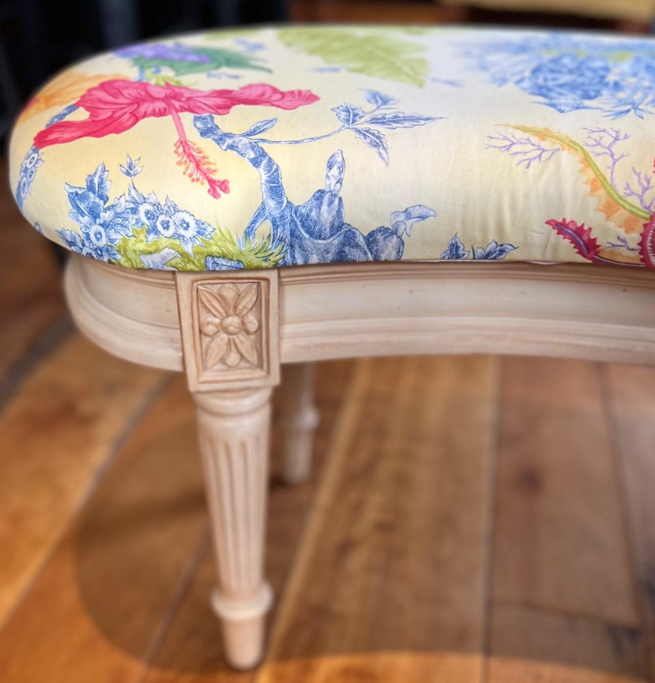 Tissu Élégant banc en forme de rein du 21e siècle avec tissu de toile botanique vibrant en vente