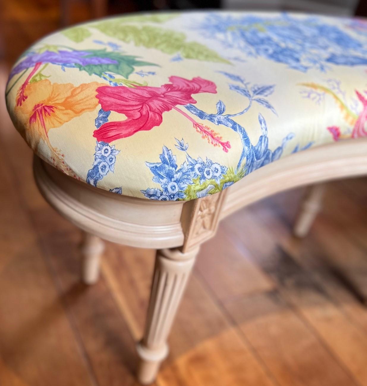 Élégant banc en forme de rein du 21e siècle avec tissu de toile botanique vibrant en vente 1