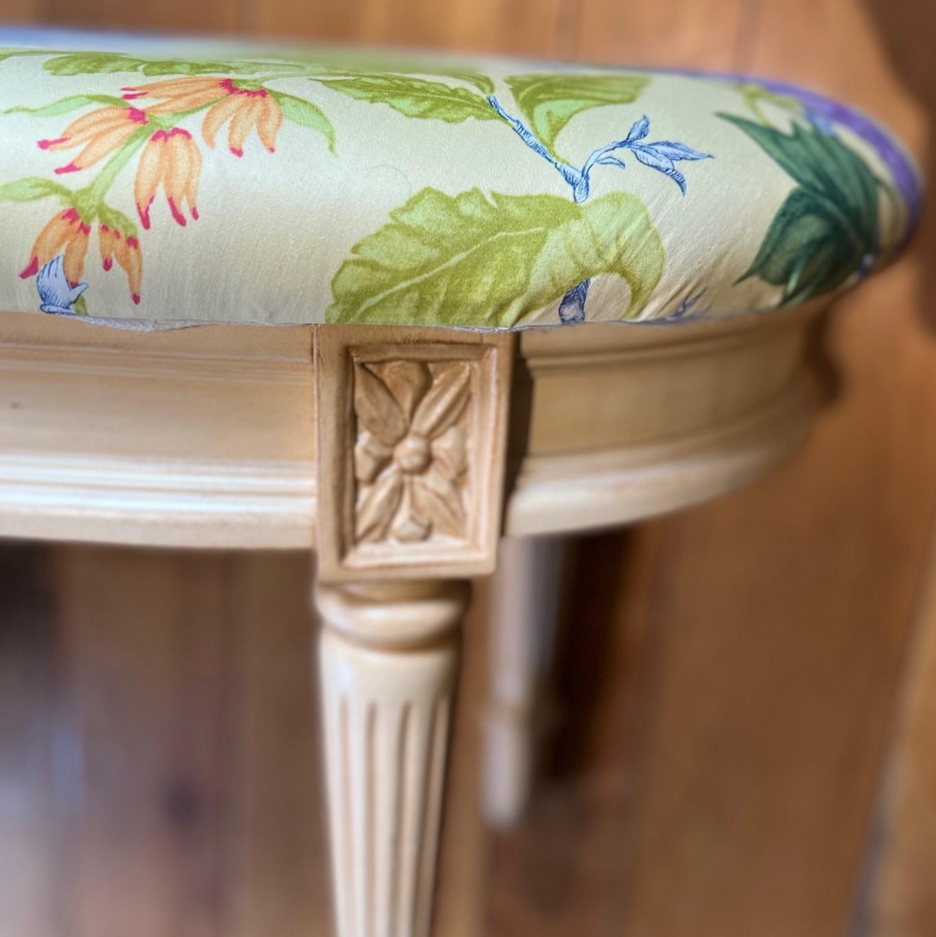 Élégant banc en forme de rein du 21e siècle avec tissu de toile botanique vibrant en vente 2