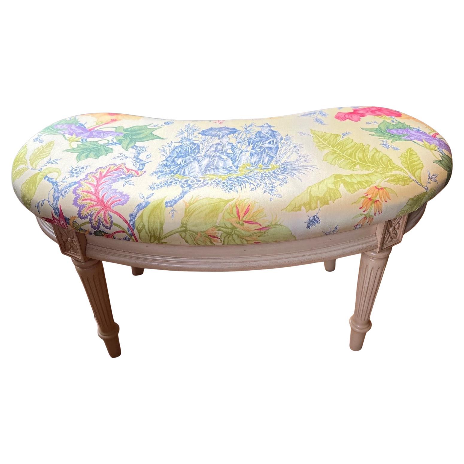 Élégant banc en forme de rein du 21e siècle avec tissu de toile botanique vibrant