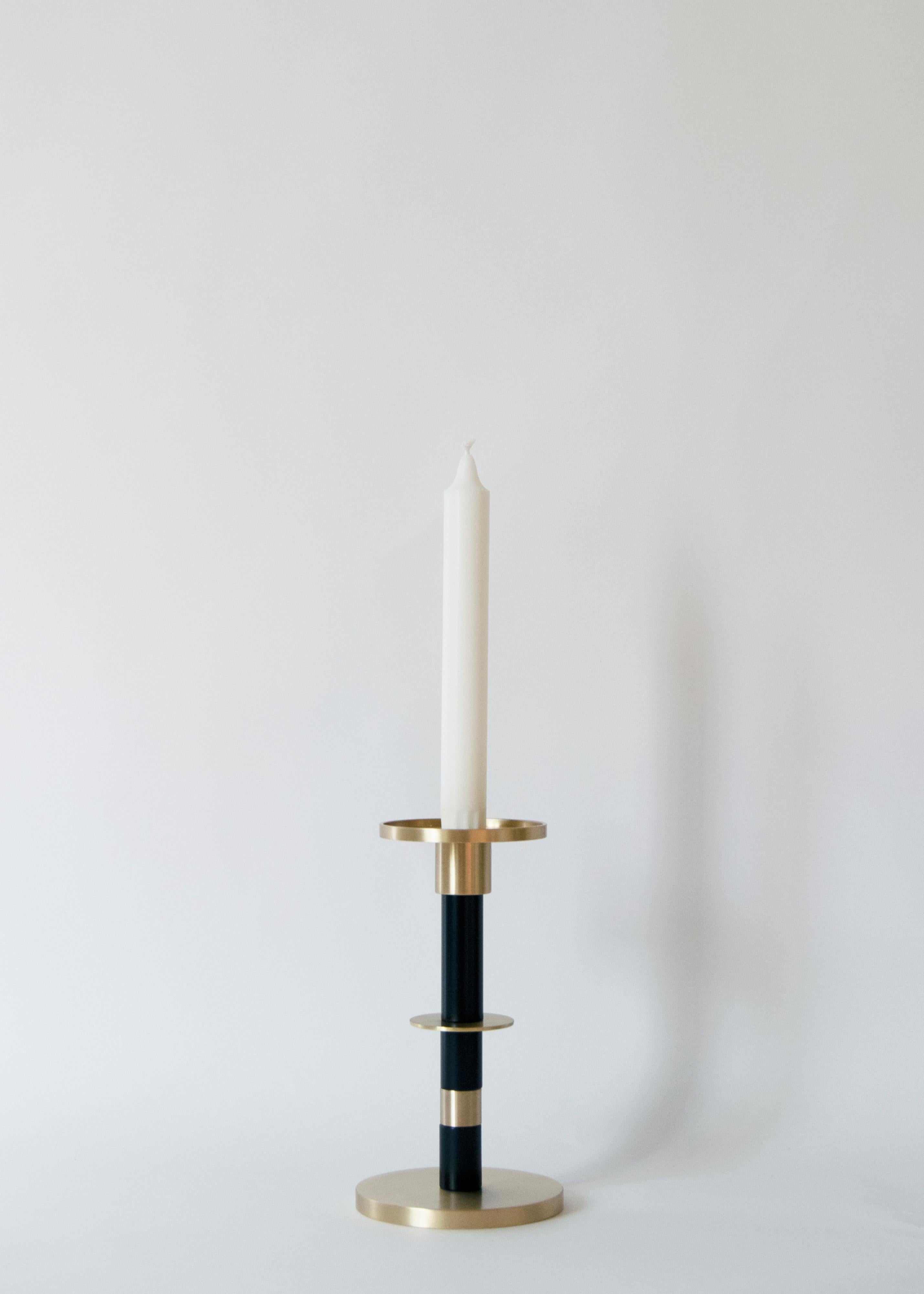 21st C Maïa Medium Kerzenständer Messing Schwarz von der französischen Designerin Marine Breynaert (Aluminium) im Angebot