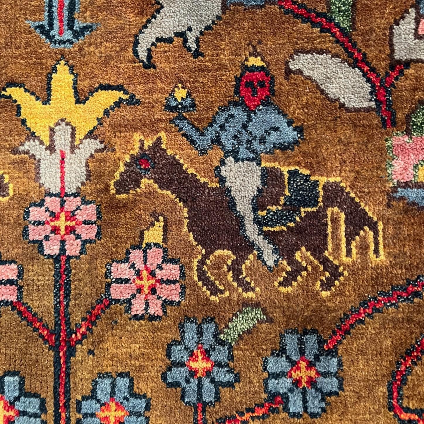 Tapis de style Bijar du 21e siècle richement coloré représentant des animaux, des fleurs et des arbres en vente 3