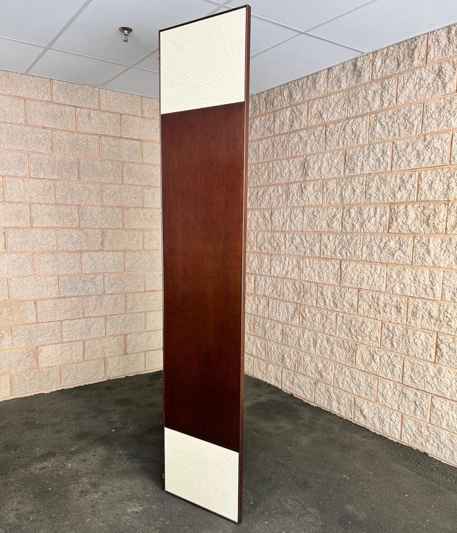 21. C. Thomas Pheasant für Baker Furniture, der Radiant Screen in limitierter Auflage, ein moderner Paravent mit hoher Berührungsempfindlichkeit, dessen obere und untere Bänder ein kompliziertes strahlendes Reliefmuster aufweisen. Diese aus Gießharz