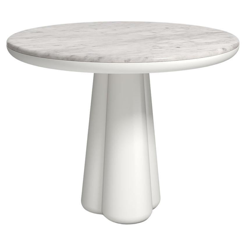21. Jahrhundert. Elena Salmistraro, Tisch aus Polyurethan mit weißerCarrara-Marmorplatte und Matsockel