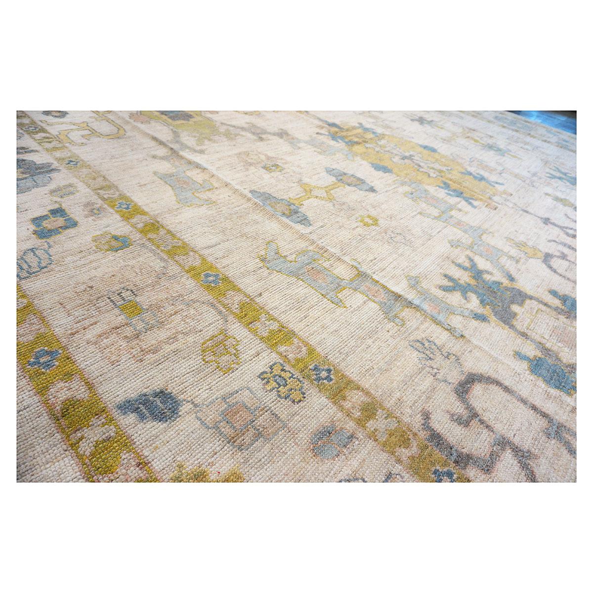 21. Jahrhundert. Türkischer Oushak-Teppich in Übergröße 12x19 in Elfenbein, Olivgrün und Blau, handgefertigt im Angebot 4