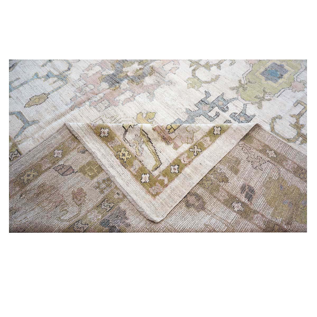 21. Jahrhundert. Türkischer Oushak-Teppich in Übergröße 12x19 in Elfenbein, Olivgrün und Blau, handgefertigt im Angebot 7