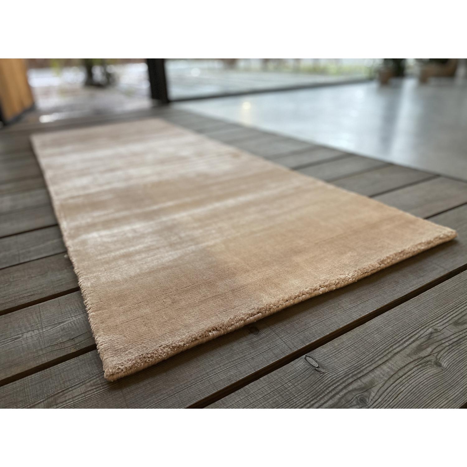 Frühlingsrosa Teppich im seasonal-Stil des 21. Jahrhunderts von Deanna Comellini, auf Lager 60x160 cm (Indisch) im Angebot
