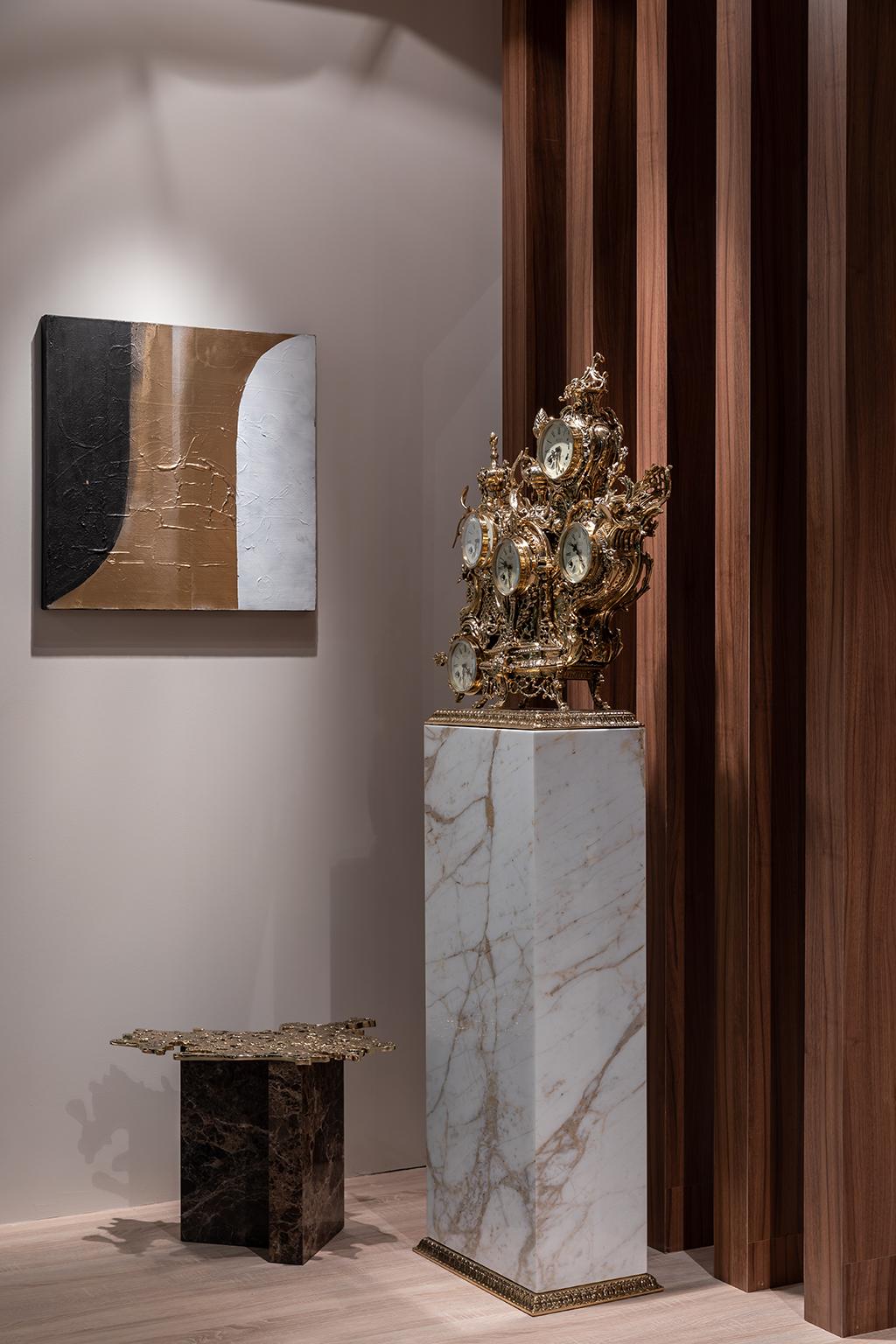 XXIe siècle et contemporain Table d'appoint contemporaine de 1 à 3 pièces, laiton patiné poli et marbre brun en vente