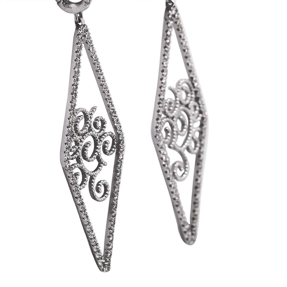 Contemporain Boucles d'oreilles filigranées en or 18 carats F/G-VVS avec diamants du 21e siècle en vente