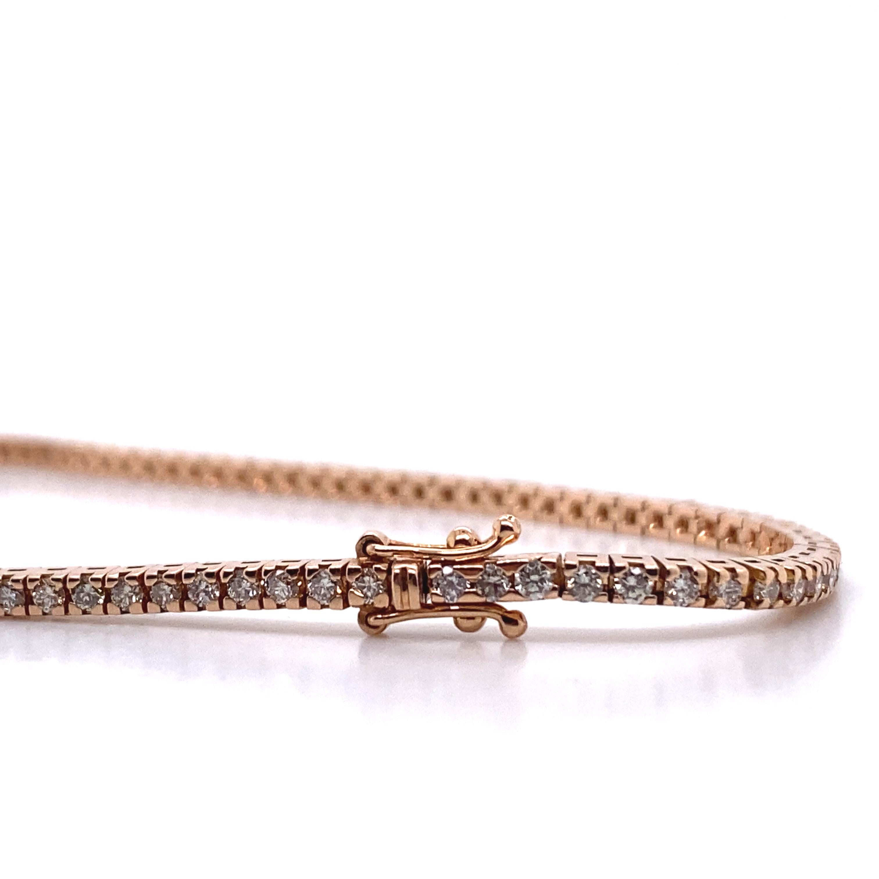 Sobre et élégant, ce bracelet de tennis est orné de 1,4 carats de diamants G VS sertis dans un superbe or rose 18 carats ; il mesure 18 cm de long. Il a été fabriqué à la main selon des méthodes traditionnelles et conçu et produit à Palerme, en