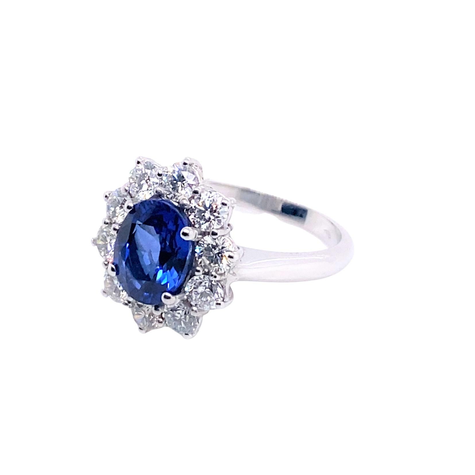 Contemporary 21st Century 18 Karat White Gold 2.46-Carat Sapphire & GVS Diamond Cocktail Ring For Sale