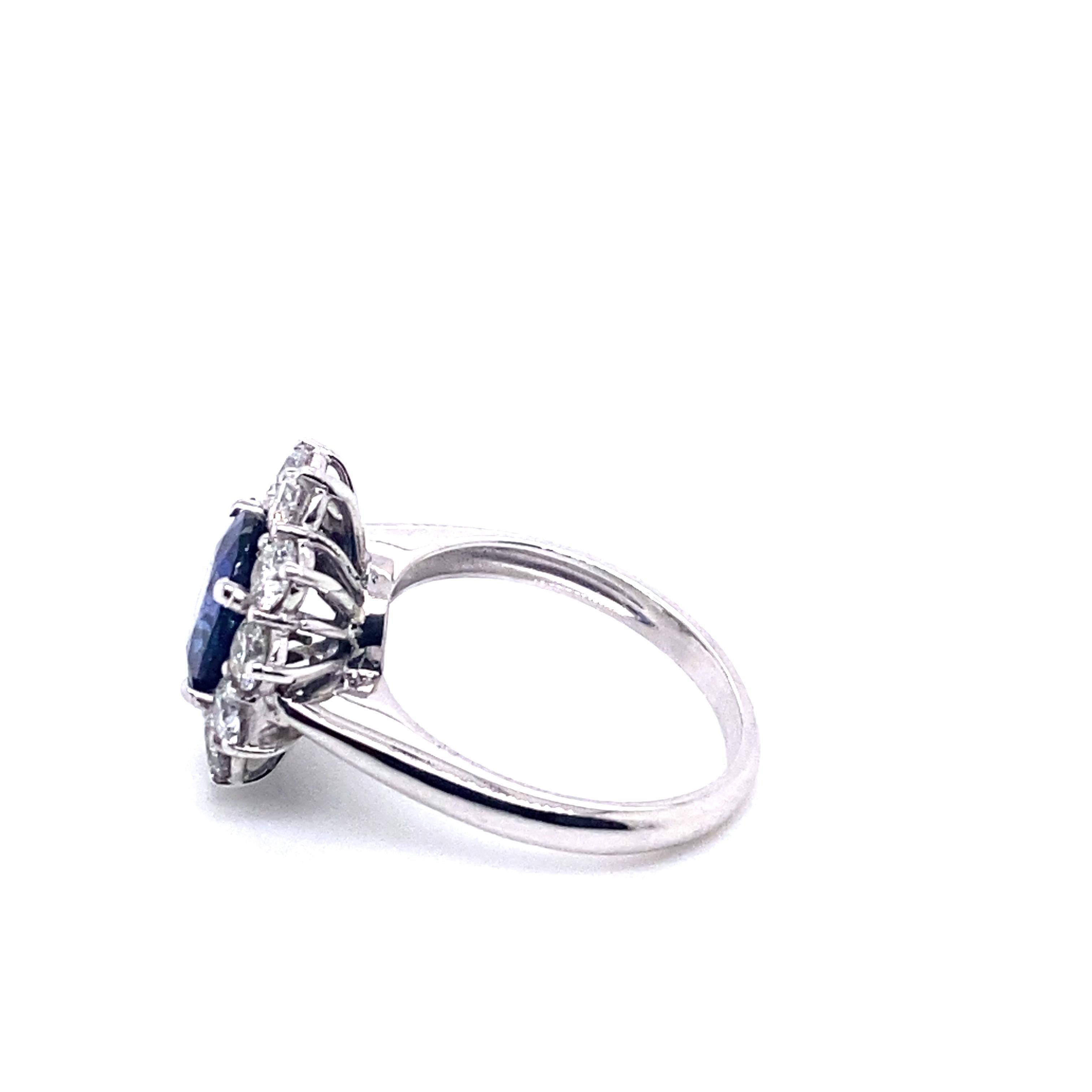 21st Century 18 Karat White Gold 2.46-Carat Sapphire & GVS Diamond Cocktail Ring In New Condition For Sale In Palermo, Italy PA