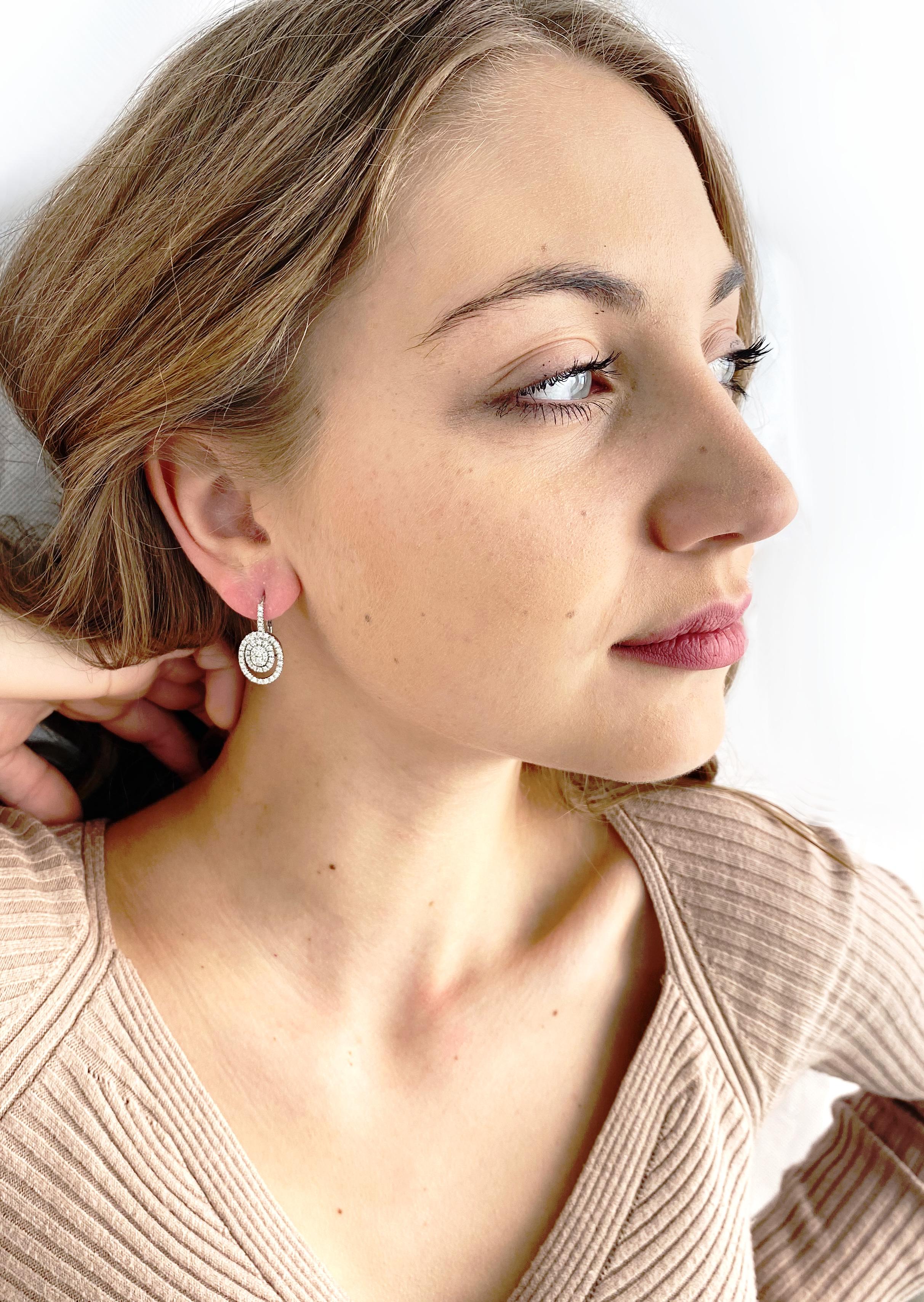 Contemporain Boucles d'oreilles 21e siècle en or blanc 18 carats avec diamant G-VS de 0,64 carats en vente