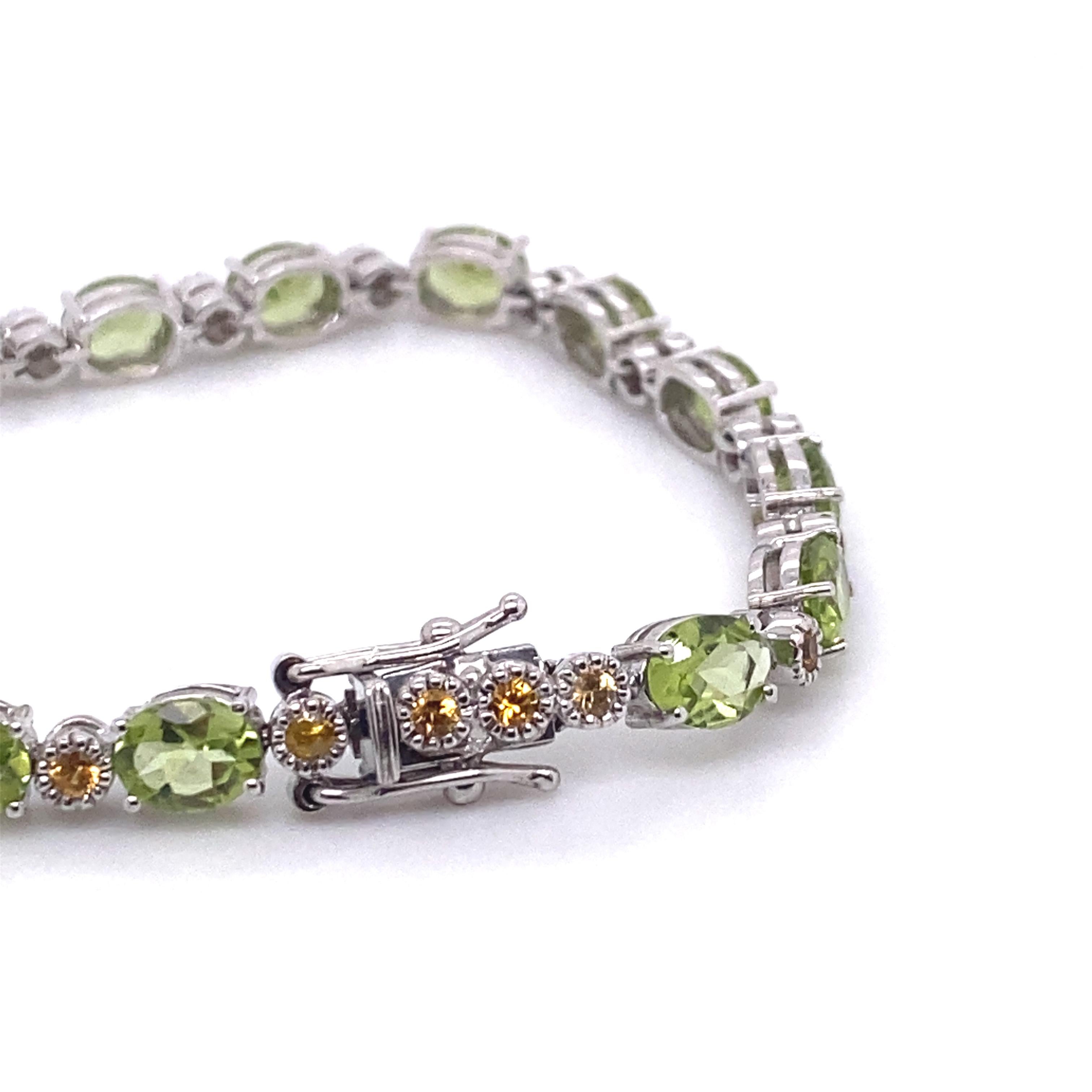 Contemporain 21e siècle Bracelet de tennis en or blanc 18 carats avec péridot et saphir de 7 carats en vente