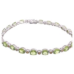 21e siècle Bracelet de tennis en or blanc 18 carats avec péridot et saphir de 7 carats