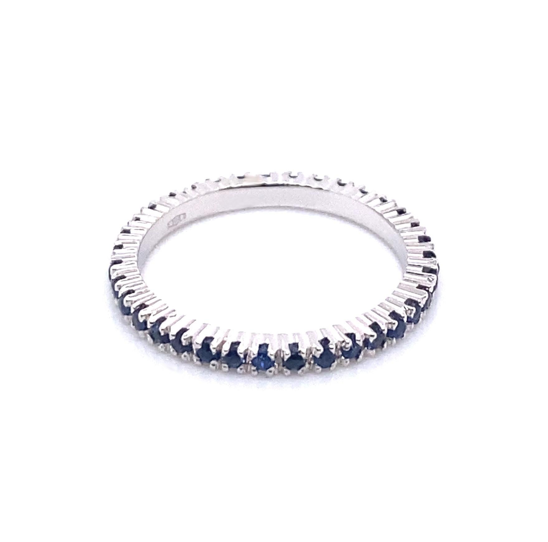 Ein Ewigkeitsring aus 18 Karat Weißgold und einem blauen Saphir von 0,46 Karat. Dieser elegante und zeitlose Ring verleiht Ihrem Stapel an Schmuckstücken Tiefe und Glanz und lässt sich auch wunderbar allein tragen.

Der fotografierte Ring hat eine