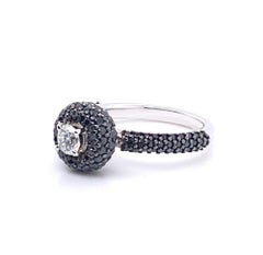 Anello da cocktail con diamanti bianchi e neri del 21° secolo in oro bianco 18 carati