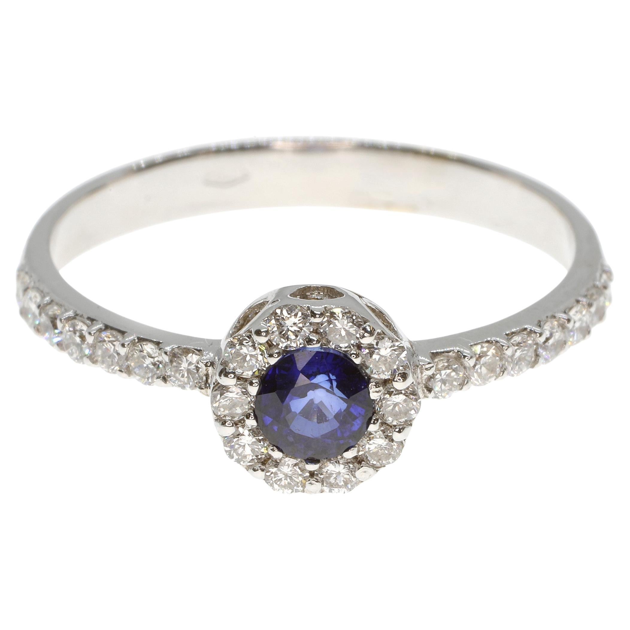 Ring mit Halo aus 18 Karat Weißgold, G VS Diamant, blauem Saphir, 21. Jahrhundert