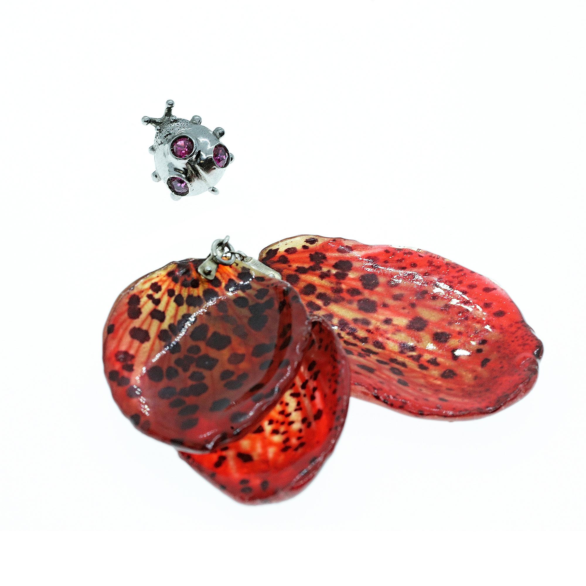 Contemporain Boucles d'oreilles en goutte Lucky Ladybug du 21e siècle en or 18 carats, orchidée réelle et rubis en vente