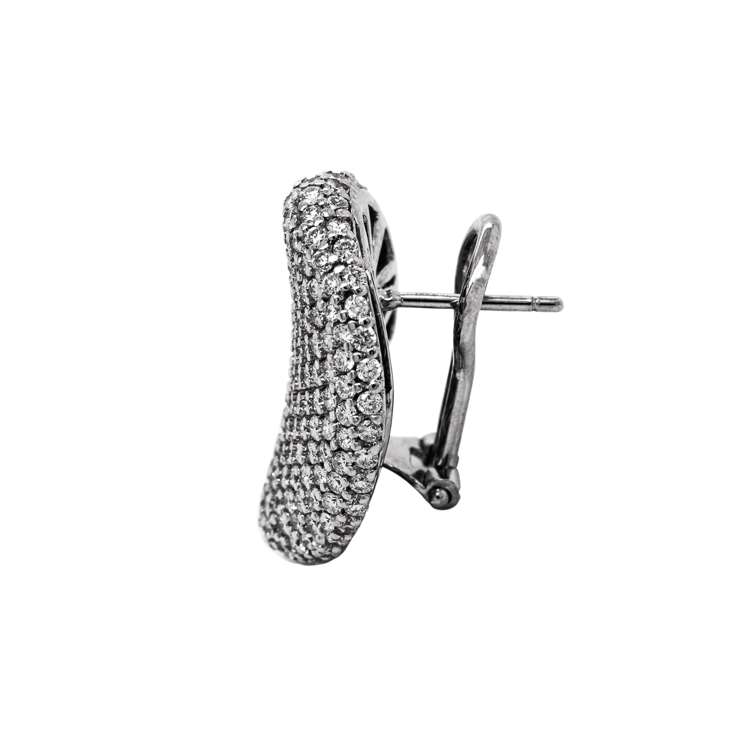 Contemporary 21st Century 18-Karat White Gold set with F/G VVS Diamonds Disk-shaped Earrings For Sale