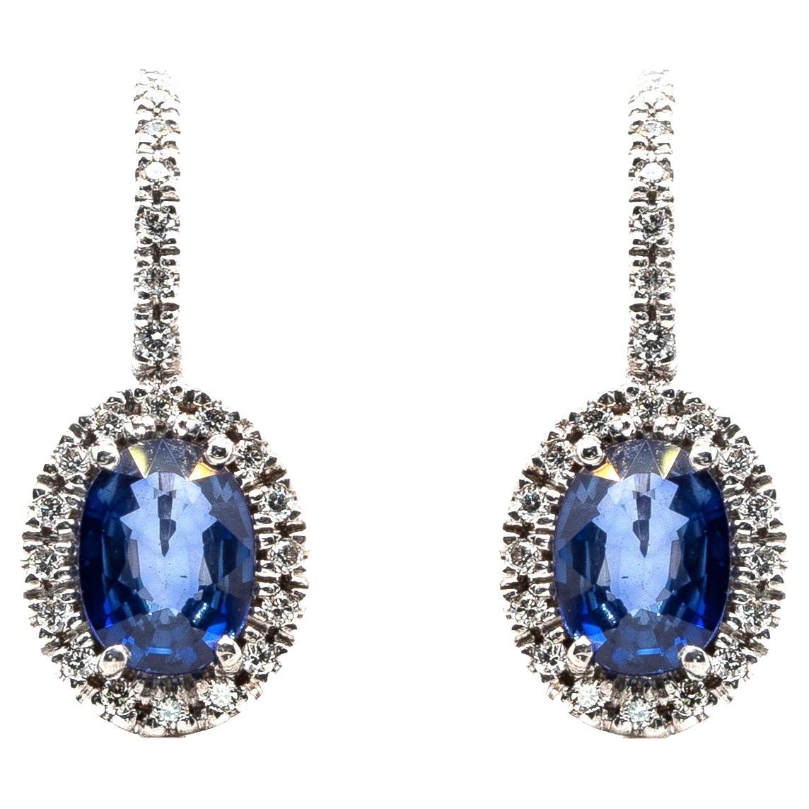 Boucles d'oreilles en goutte du 21e siècle en or blanc 18 carats avec saphir bleu et diamants G VS en vente