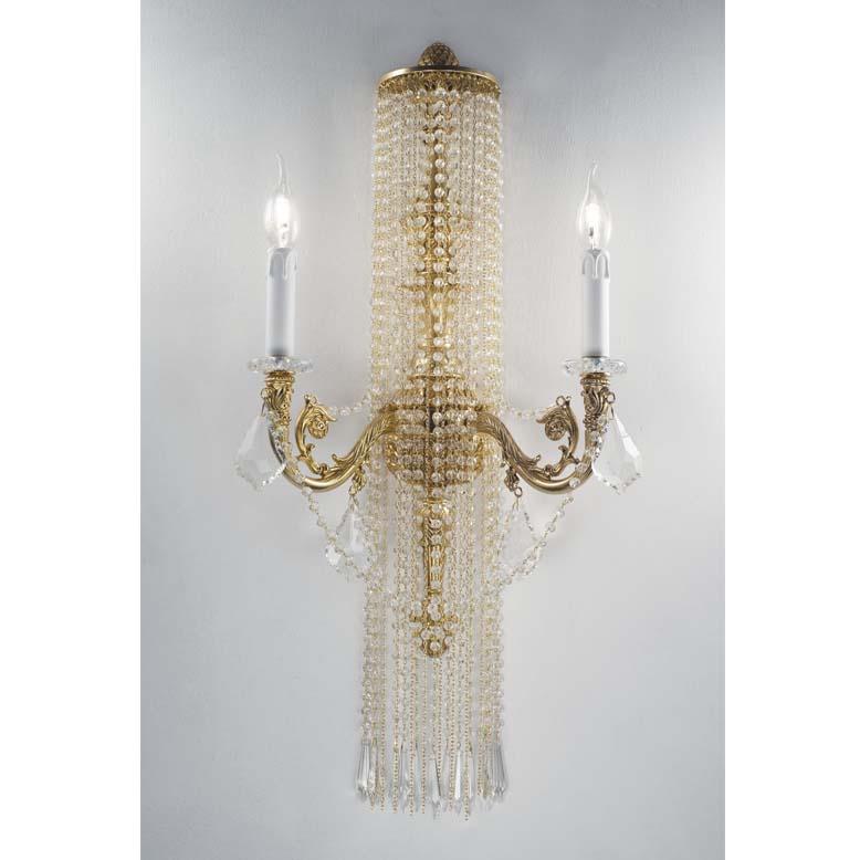 Applique à 2 lumières en bronze patiné or. Chaque objet est fabriqué à la main et le soin apporté à chaque détail rend chaque objet unique en son genre. Le style de cette applique est une réinterprétation moderne d'une lampe murale de la seconde