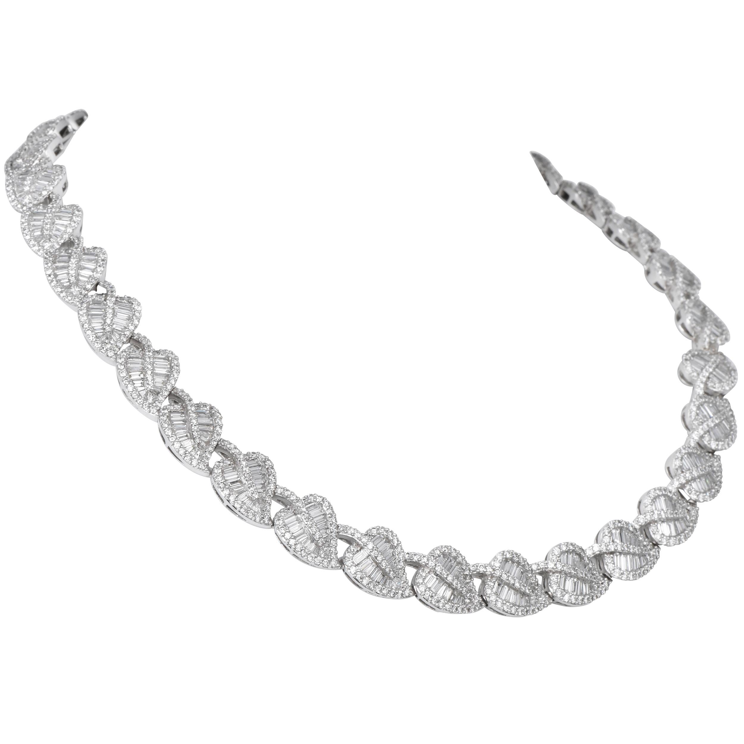Un pezzo di alta gioielleria mozzafiato, realizzato in oro bianco 18 carati e caratterizzato da uno straordinario totale di 27,00 carati di diamanti meticolosamente incastonati. La collana presenta un'elegante serie di maglie a forma di foglia,