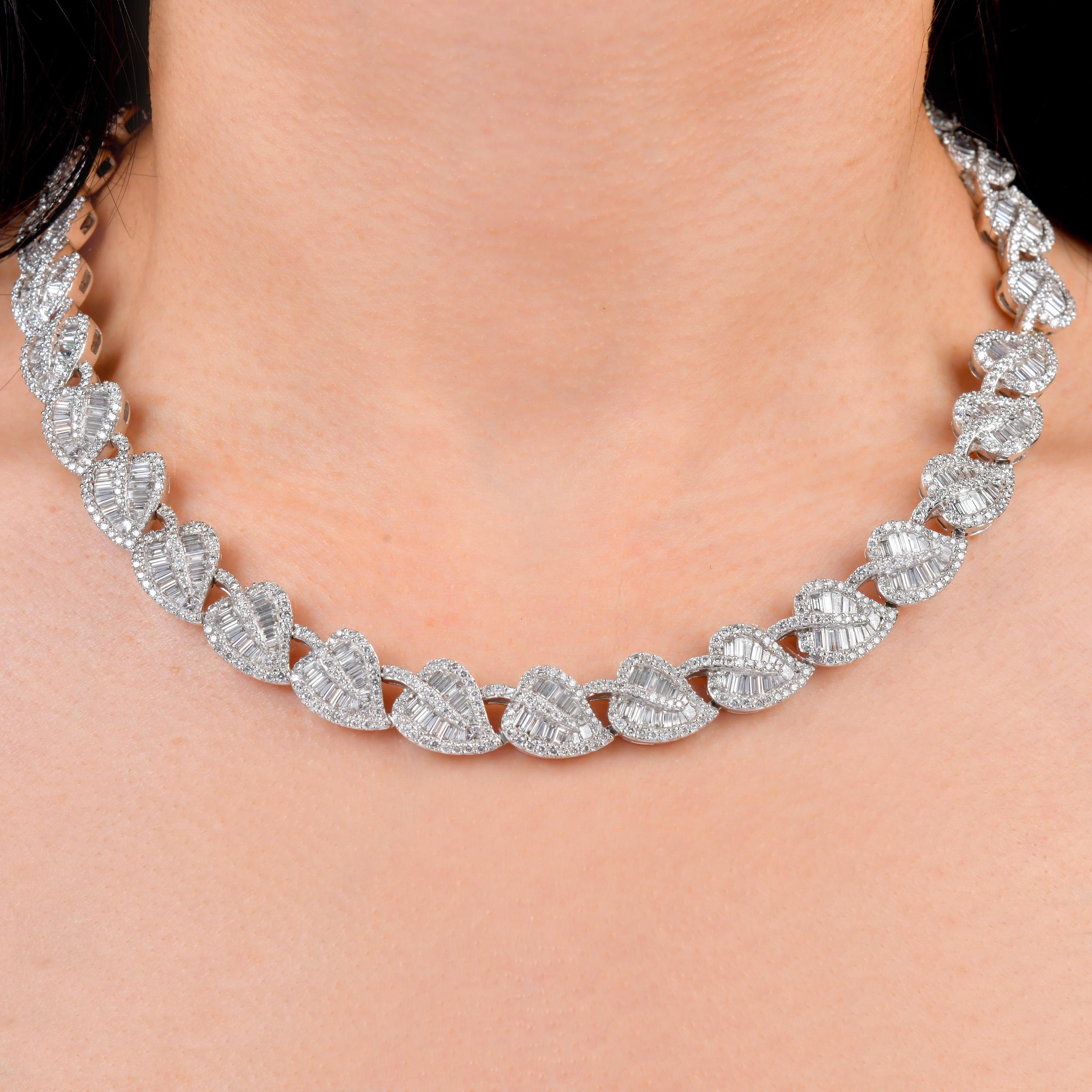 Taglio baguette Foglia di diamante del 21° secolo da 27,00 carati  Collana girocollo in oro bianco 18K in vendita