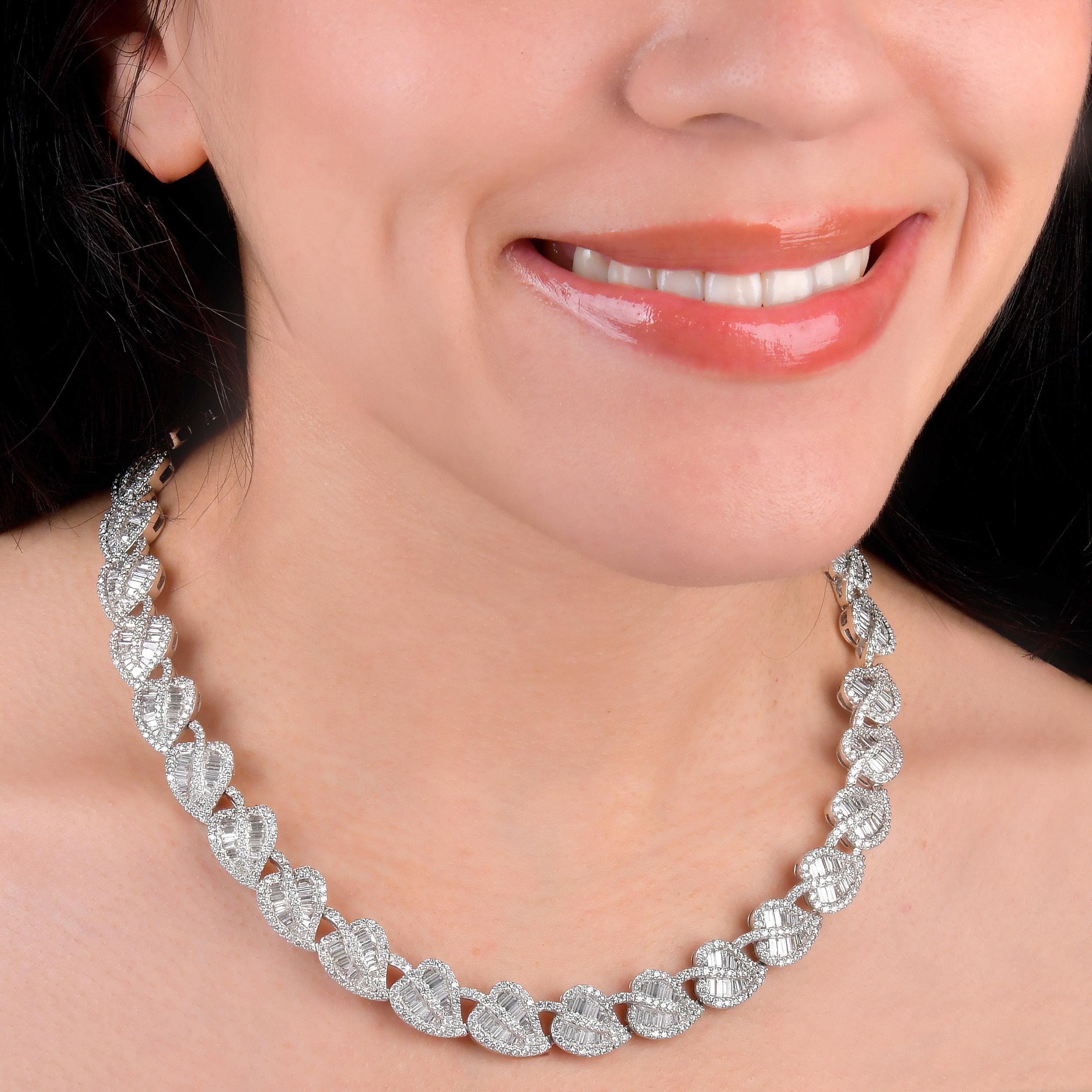 Foglia di diamante del 21° secolo da 27,00 carati  Collana girocollo in oro bianco 18K In condizioni ottime in vendita a Miami, FL